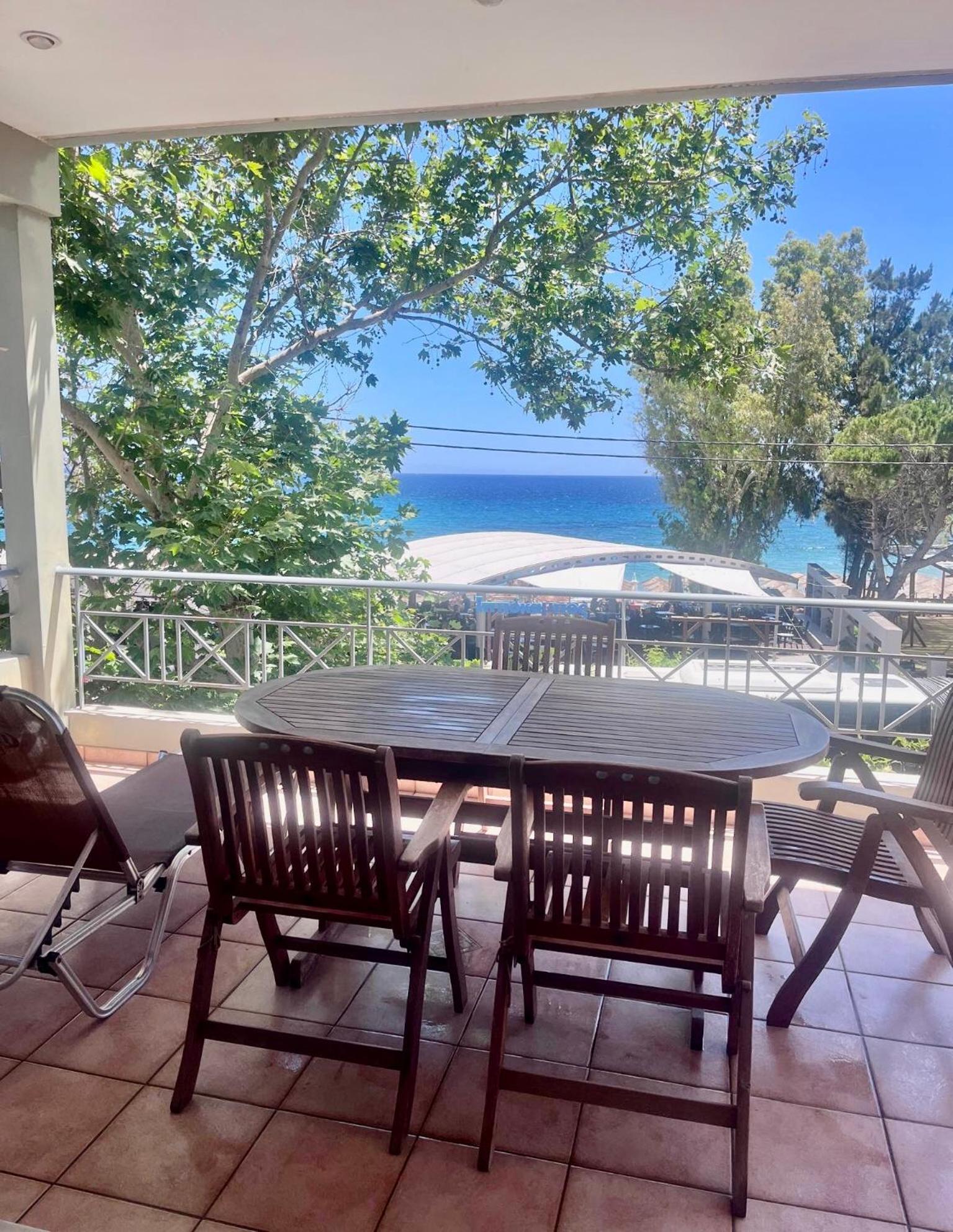 Villa Chloe'S Sunrise Beach House à Athènes Extérieur photo